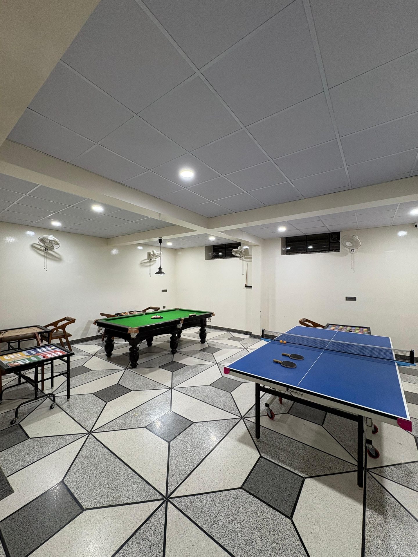 Billiards and table tennis in the games room